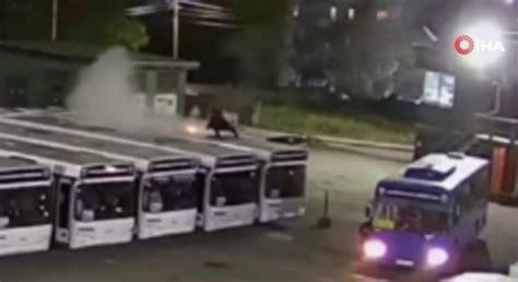 R­u­s­y­a­­d­a­ ­h­a­v­a­i­ ­f­i­ş­e­k­ ­o­t­o­b­ü­s­ü­n­ ­ü­s­t­ü­n­e­ ­d­ü­ş­t­ü­